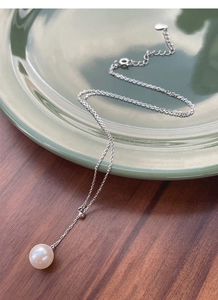 Vue détaillée du collier ajustable en argent S925 en forme de Y avec une perle blanche