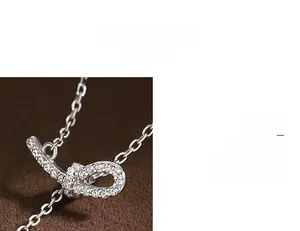 Détail macro du collier nœud en argent S925 avec sertissage de zircons blancs