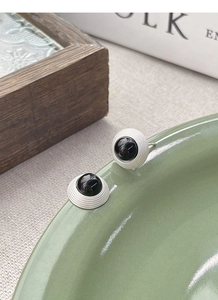 Gros plan de boucles d'oreilles en argent S925 avec agate noire et base texturée