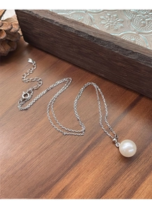 Détail du collier en Y en argent sterling S925 avec un pendentif perle blanche élégant
