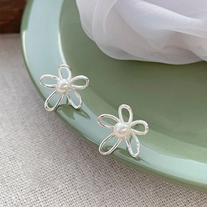 Eleganti orecchini a lobo a fiore in argento S925 con perla bianca al centro del design
