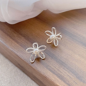 Orecchini a fiore in argento S925 con perla bianca centrale dal design minimalista