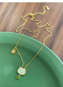 Vue détaillée du collier dragon en argent S925 avec pendentif en jade chat et perles