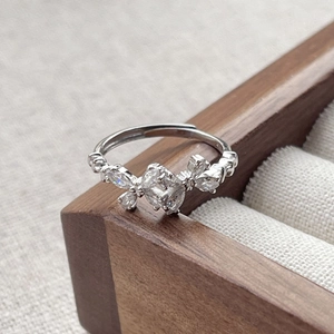 Elegant S925 sterling silver bow ring with sparkling marquise cut cubic zirconia stones