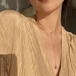 Collier en Y élégant en argent S925 doré avec perle blanche ronde sur mannequin