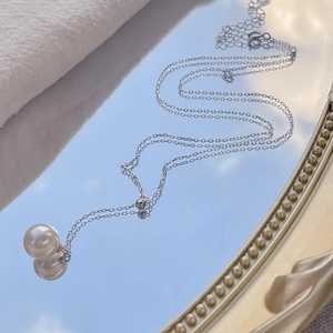 Élégant collier Y en argent S925 avec pendentif perle blanche sur fond de miroir