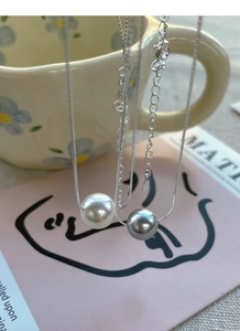 Detailed view of elegant S925 silver snake chain with white and grey pearls and lobster clasp