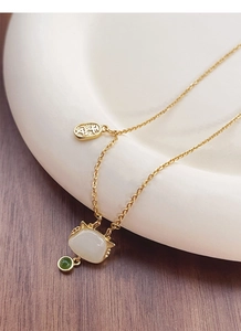 Détail macro du collier dragon en argent S925 avec pendentif chat en jade et perle verte