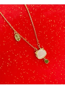 Détail du collier chat en argent S925 avec pierre rose et pendentif Ping An