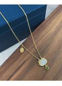 Vue détaillée du collier dragon en argent S925 avec jade blanc et perle verte ronde