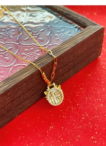 Nahaufnahme der goldenen S925 Silber Drachenkette mit Fu-Anhänger und weißem Zirkon-Besatz