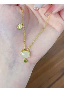 Détail macro du collier dragon en argent S925 avec pendentif chat en jade et médaillon
