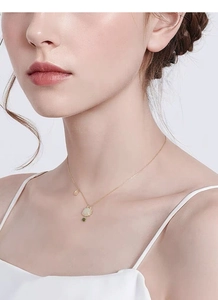 Détail du collier dragon en argent S925 avec pendentif en jade sur le cou
