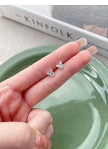 Gros plan de boucles d'oreilles souris en argent ornées de zircons ronds brillants