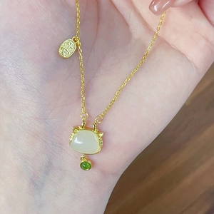 Collier dragon en argent S925 avec pendentif en jade blanc et perle verte