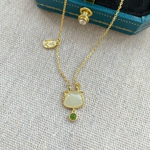 Collier chat en argent S925 avec jade blanc et perle verte avec finition dorée
