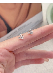 Détail macro de boucles d'oreilles souris en argent avec zircons étincelants
