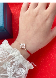 Détail du bracelet tressé rouge en argent S925 avec pendentif Fu doré et nacre blanche