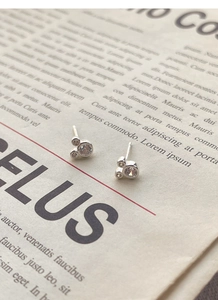 Détails macro des boucles d'oreilles souris en argent S925 et zircons brillants