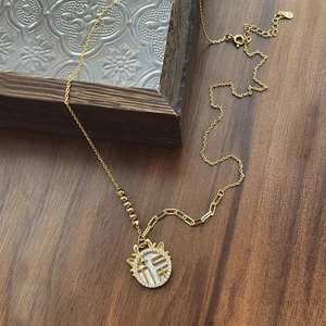 Elegante S925 Sterling Silber Goldkette mit weißem Muschel-Fu-Anhänger und Zirkonia