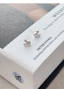 Gros plan sur des boucles d'oreilles souris en argent 925 avec zircons scintillants