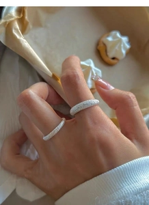 Detail of adjustable S925 sterling silver frosted rings with a glitter finish on a female hand