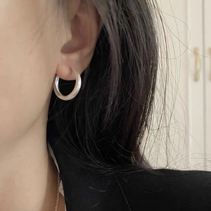 S925 sterling silver polished hoop earrings with minimalist design worn on ear