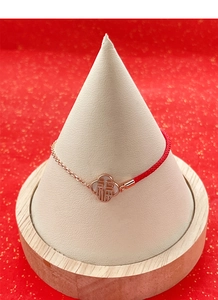 Détail du bracelet en argent S925 avec corde rouge, caractère Fu et chaîne or rose