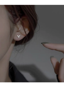Gros plan de boucles d'oreilles Mickey en argent S925 avec un design minimaliste serti de strass