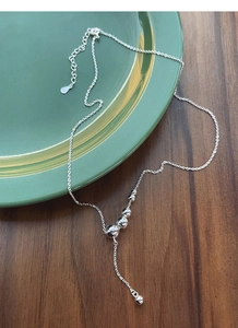 Nahaufnahme der S925 Sterlingsilber Kette mit Perlen-Y-Quaste und praktischem Karabinerverschluss