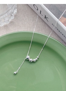 Detail der S925 Sterling Silber Perlenquasten-Halskette mit fünf polierten Silberkugeln