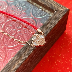 Bracelet cordon rouge et chaîne or rose avec pendentif Fu en argent S925 et nacre trèfle