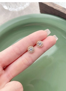 Détail de la boucle d'oreille en argent S925 avec un zircon rond étincelant en gros plan
