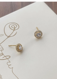 Gros plan de boucles d'oreilles halo en argent S925 avec zircons ronds brillants