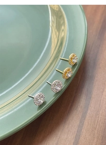 Vue détaillée des boucles d'oreilles halo en argent sterling S925 avec zircons brillants