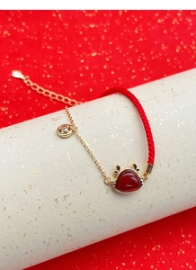 Détails du bracelet crabe rouge avec agate rouge et chaîne dorée ajustable de luxe