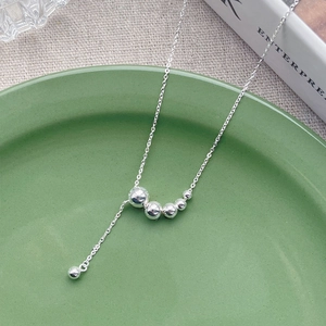 Halskette aus S925 Sterlingsilber mit fünf polierten Silberkugeln an einer schlichten Kette