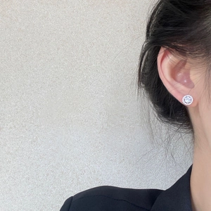 Vue détaillée de boucles d'oreilles en argent S925 et zircone portées sur l'oreille