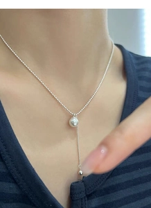 Detailed close-up of a S925 silver pearl Y-necklace featuring a round bead chain