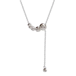 Minimalistische S925 Sterlingsilber Y-Kette mit polierten Perlen auf weißem Hintergrund