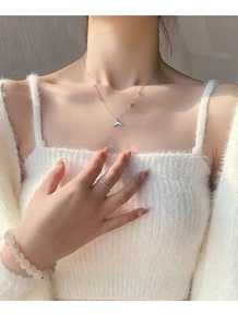 Primo piano della collana a coda di balena in argento S925 con perla e set di gioielli
