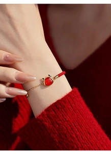 Détail du bracelet S925 argent année du dragon avec cordon rouge et pendentif pomme