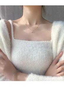 Dettaglio della collana coda di sirena in argento S925 con conchiglia bianca sul collo