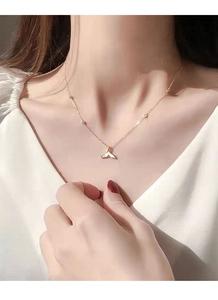 Dettaglio di una collana a coda di pesce in argento S925 con madreperla su modella donna