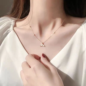 Elegante collana a coda di sirena in argento S925 indossata sul collo di donna