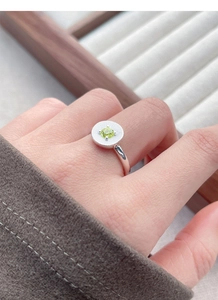 Vue détaillée bague en argent S925 avec texture rayons de soleil et zircon vert serti