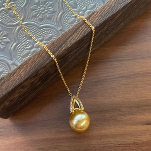 Elegant gold pearl necklace in S925 sterling silver with sparkling diamond pendant