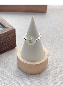 Détail de la bague réglable en argent S925 avec gravure rayon de soleil et zircon vert