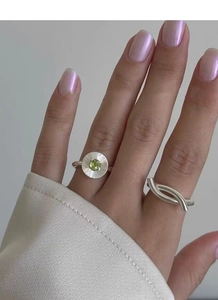 Vue détaillée d'une bague en argent S925 avec zircon vert et design de noeud torsadé
