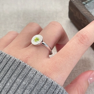 Bague minimaliste en argent S925 avec disque gravé soleil et pierre zircon verte